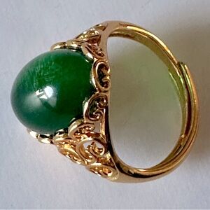 NWT Ethnic Synthetic Green Gemstone Ring.
